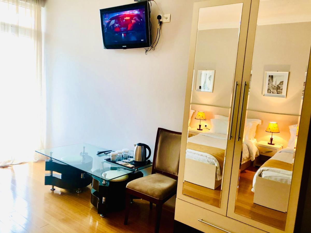 Hotel Aisi Batumi Bagian luar foto