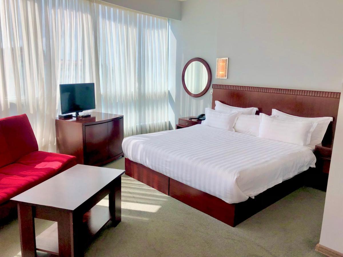 Hotel Aisi Batumi Bagian luar foto