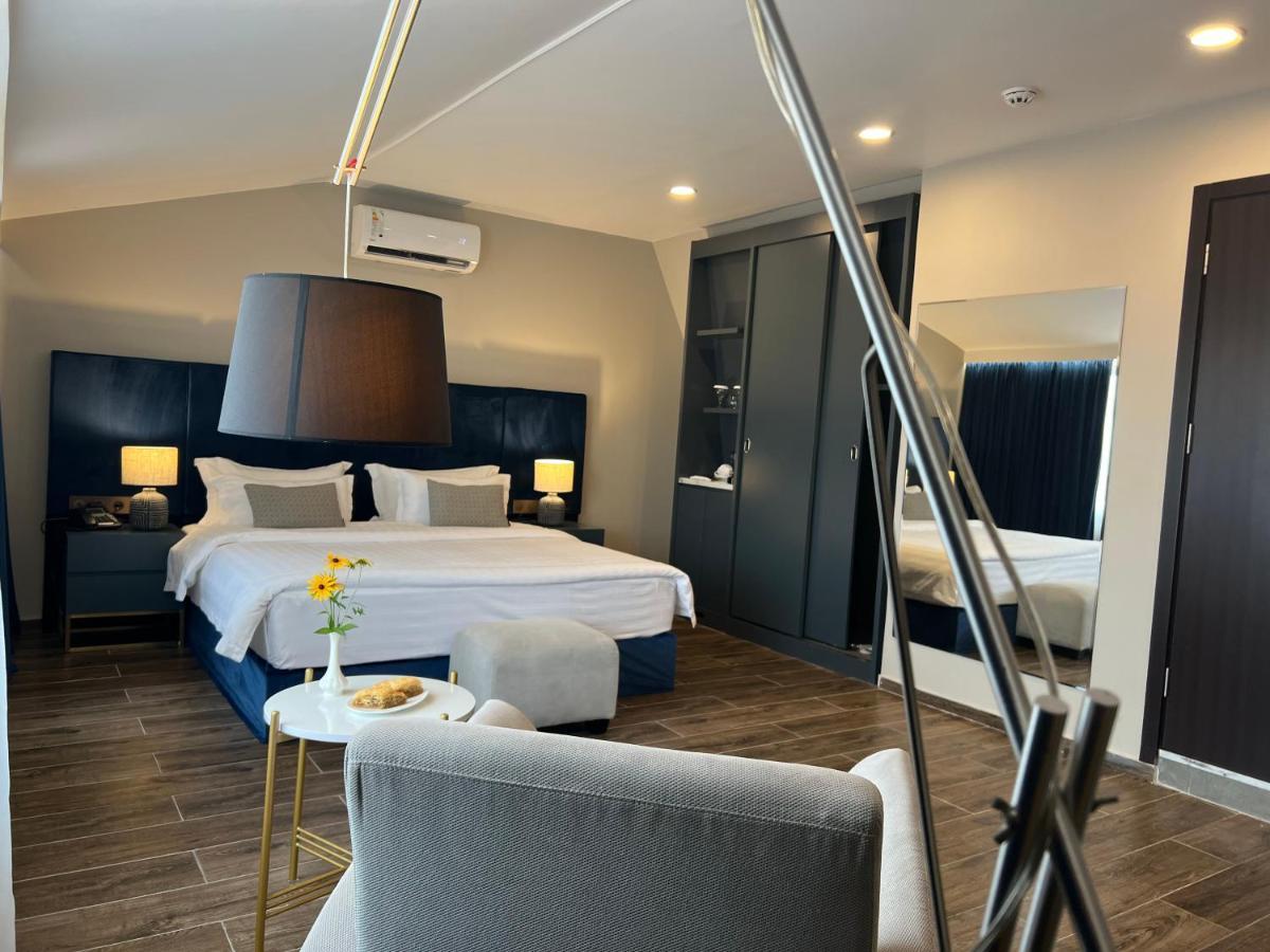 Hotel Aisi Batumi Bagian luar foto