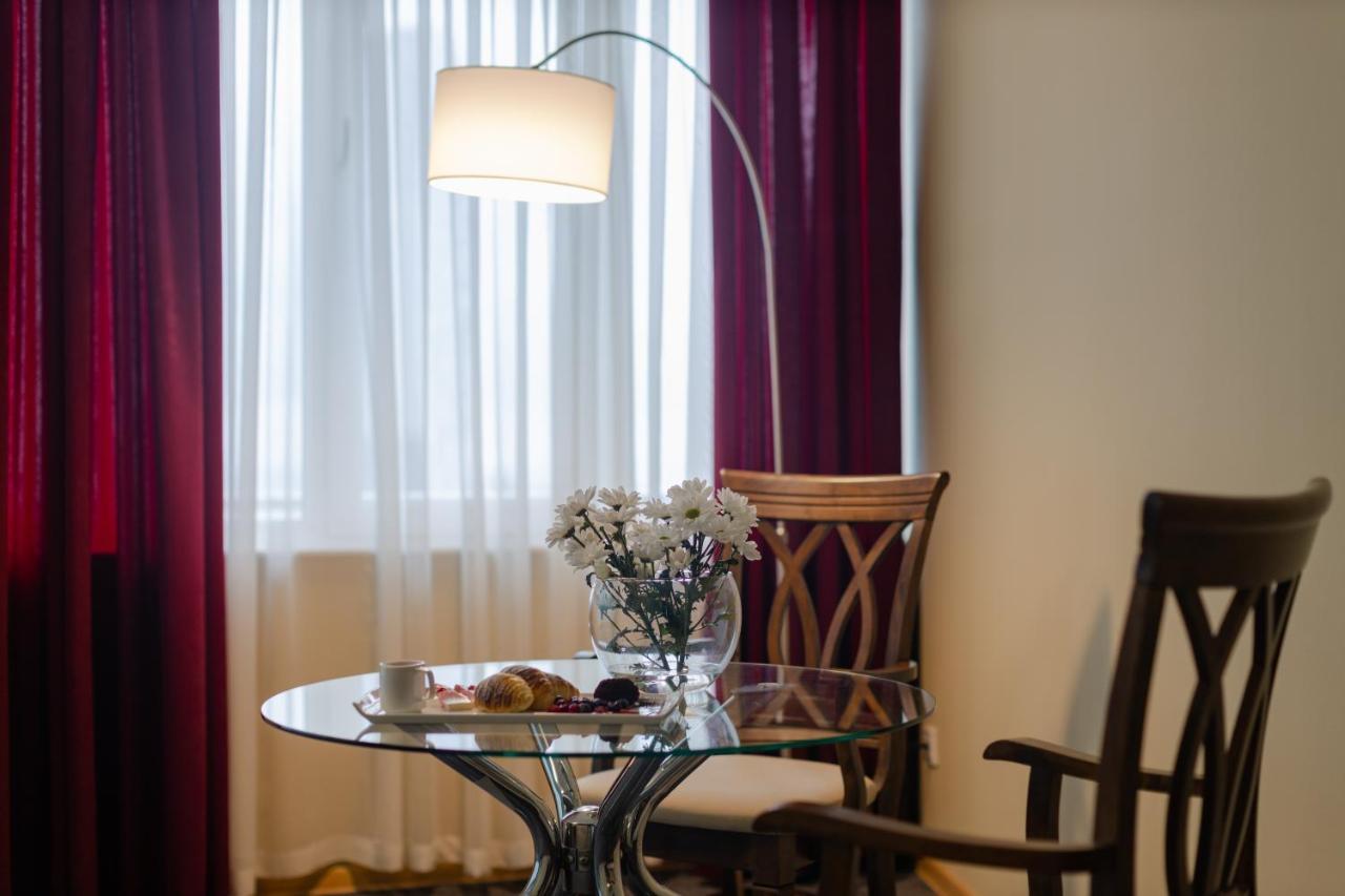 Hotel Aisi Batumi Bagian luar foto