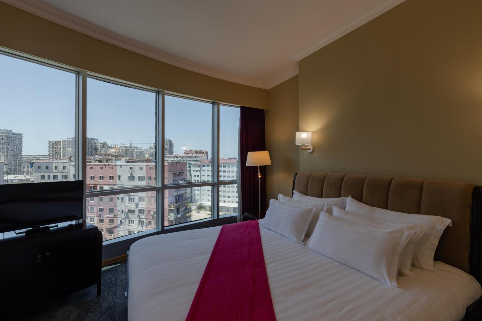 Hotel Aisi Batumi Bagian luar foto