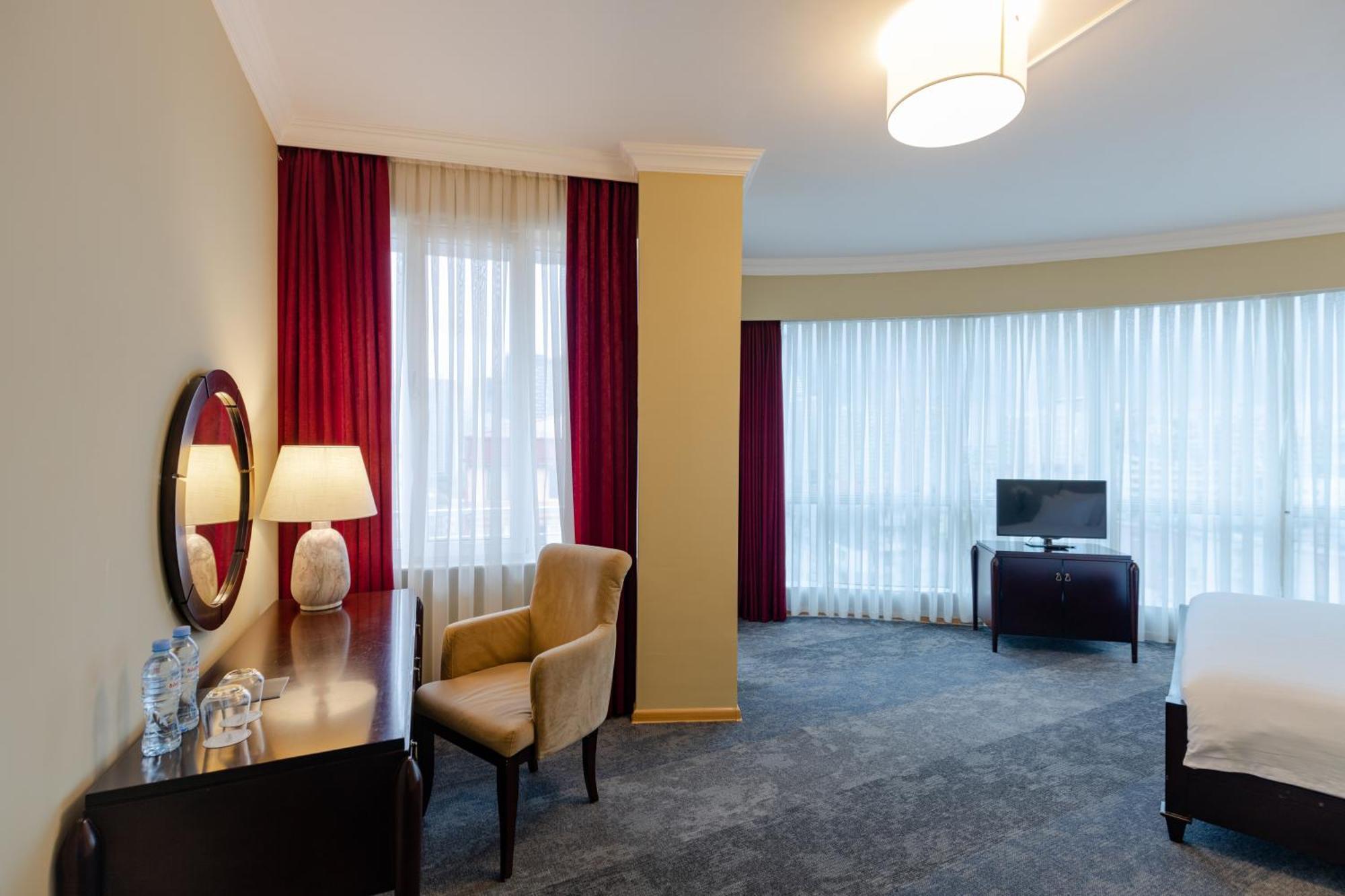 Hotel Aisi Batumi Bagian luar foto