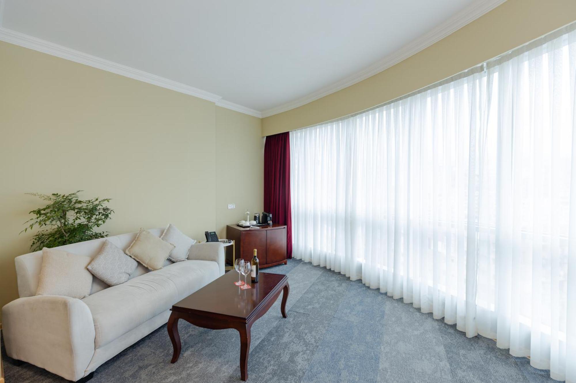 Hotel Aisi Batumi Bagian luar foto