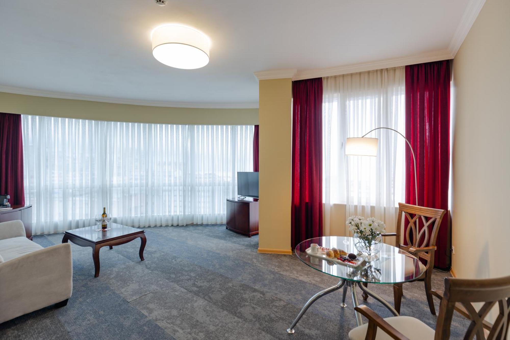 Hotel Aisi Batumi Bagian luar foto