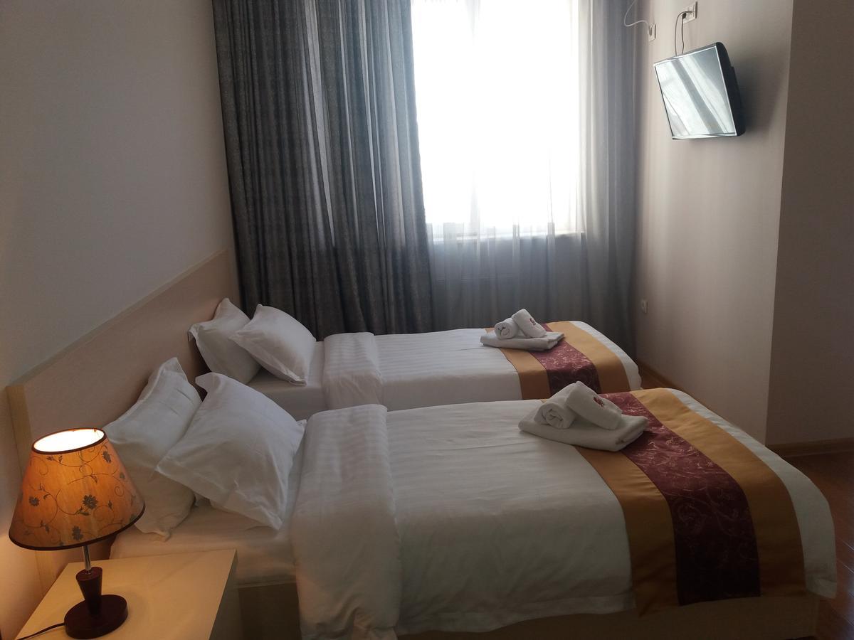 Hotel Aisi Batumi Bagian luar foto