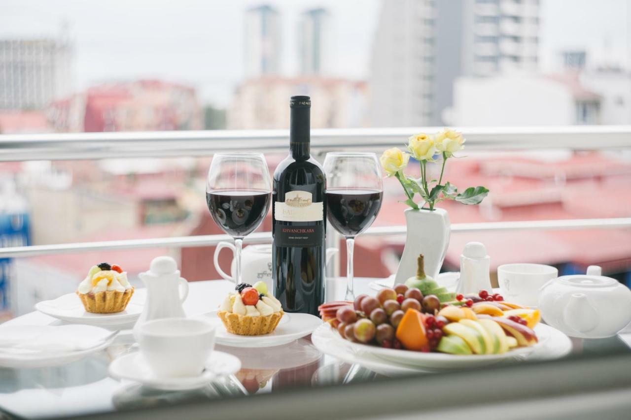 Hotel Aisi Batumi Bagian luar foto