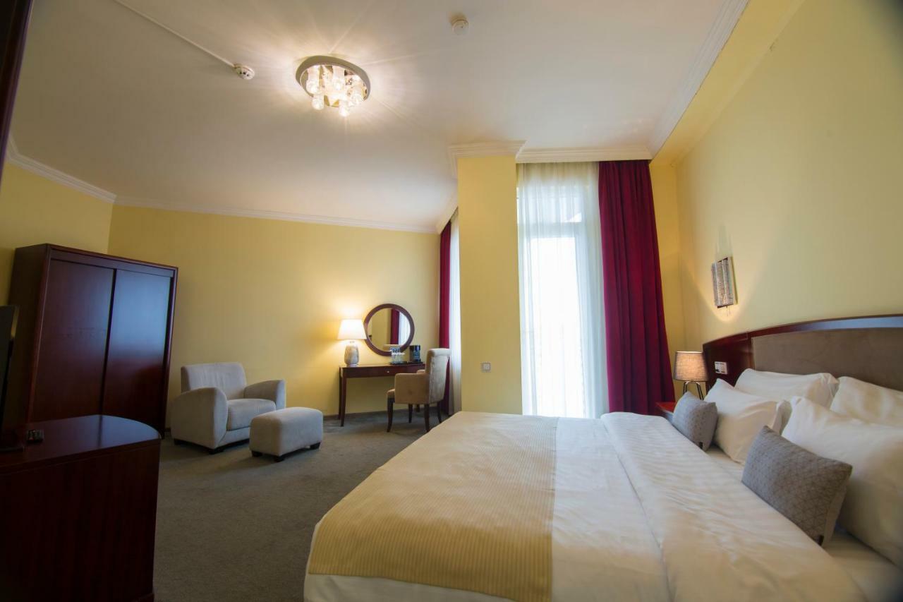 Hotel Aisi Batumi Bagian luar foto